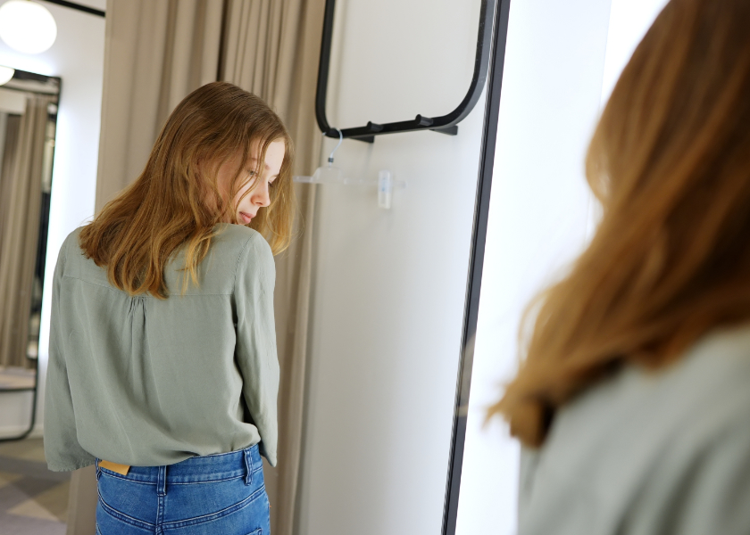 Jeune Belle Maman Avec Sa Fille Dans Les Mêmes Vêtements Famille Même Look  Style De Mode