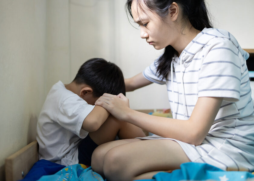 frère soeur calin triste