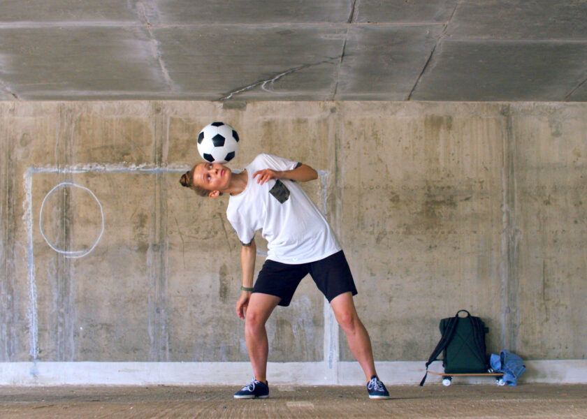 Fille jouant au foot freestyle