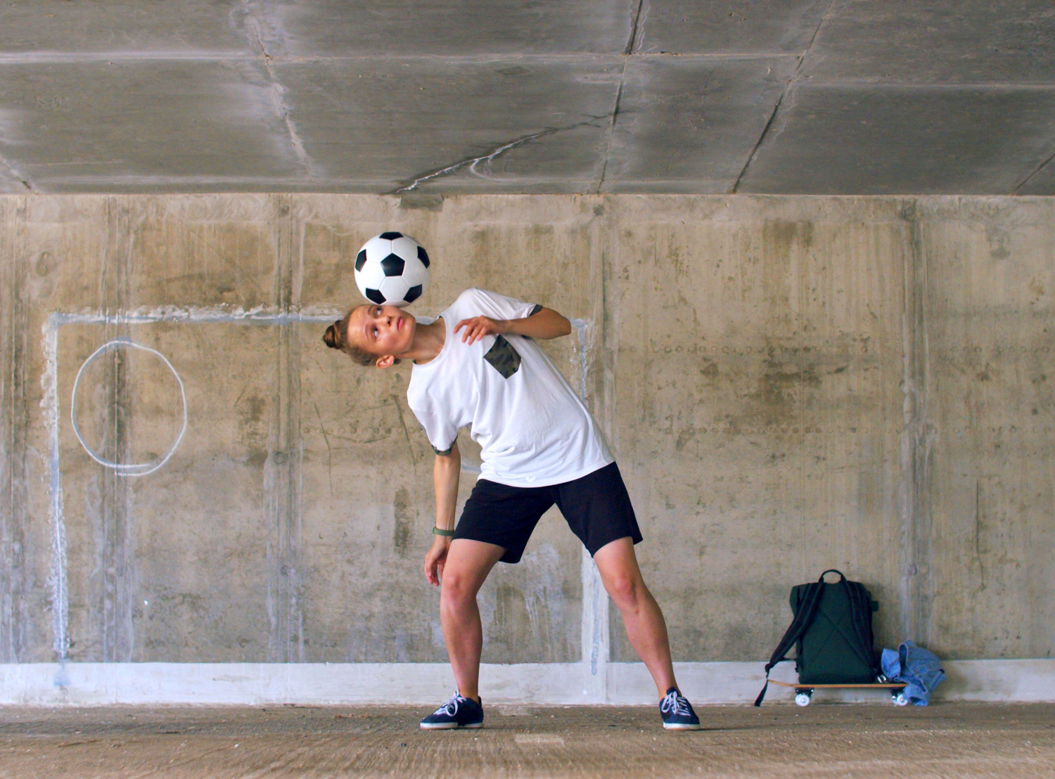 Fille jouant au foot freestyle