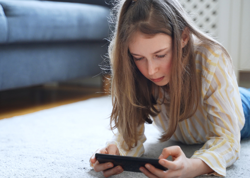 téléphone écran réseaux sociaux