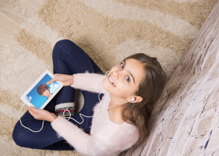 fille regarde tablette anime manga julie magazine