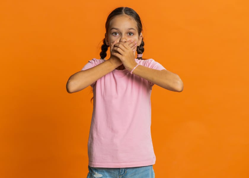 fille main sur bouche chut julie magazine