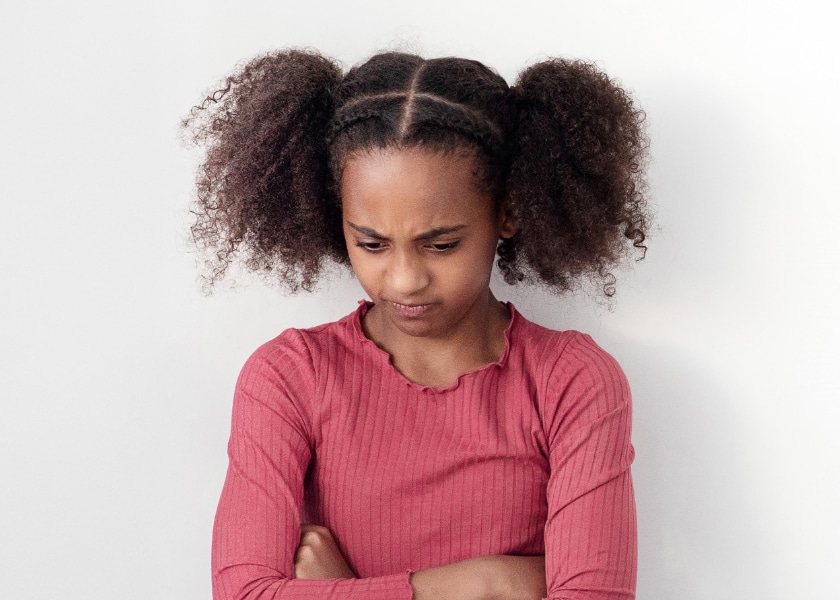 fille triste fachée bras croisés julie magazine