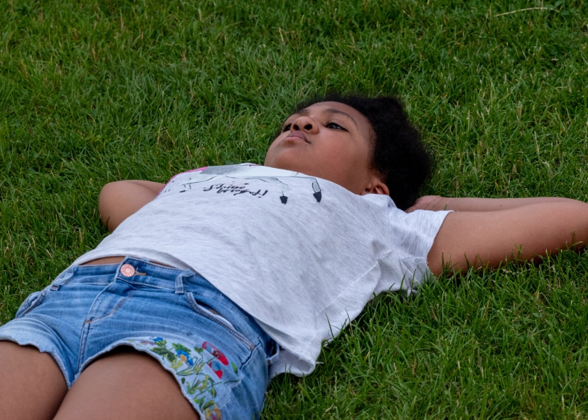 fille triste pensive herbe été julie magazine