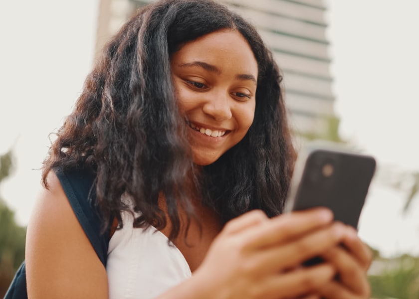 fille contente téléphone portable julie magazine