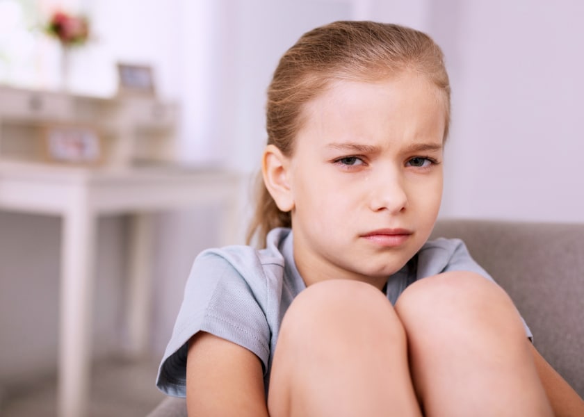 fille triste corps genoux julie magazine