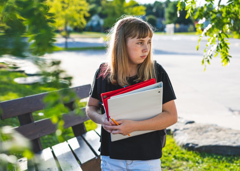 fille triste college cours ecole julie magazine stress angoisse