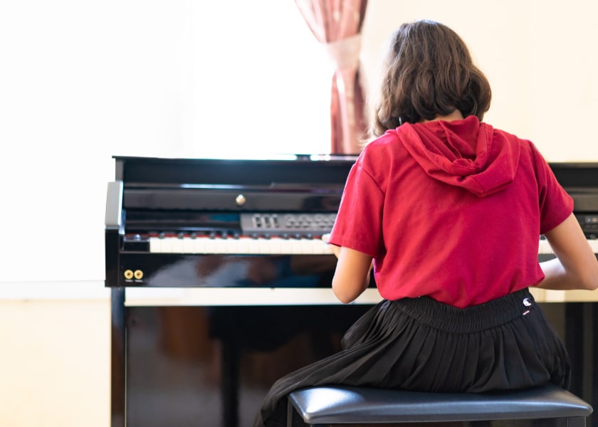fille ado piano musique julie magazine